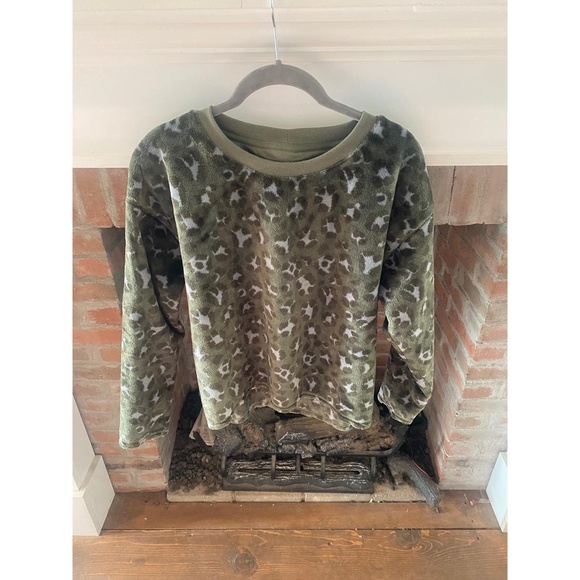 aerie Tops - Aerie XS Top Loungewear Animal Print Fuzzy Fleece Crew Neck Cozy Trendy